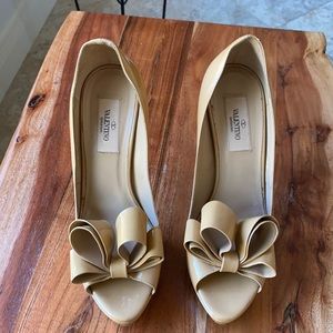 Valentino Nude Patent Bow Patent Leather Pumps
